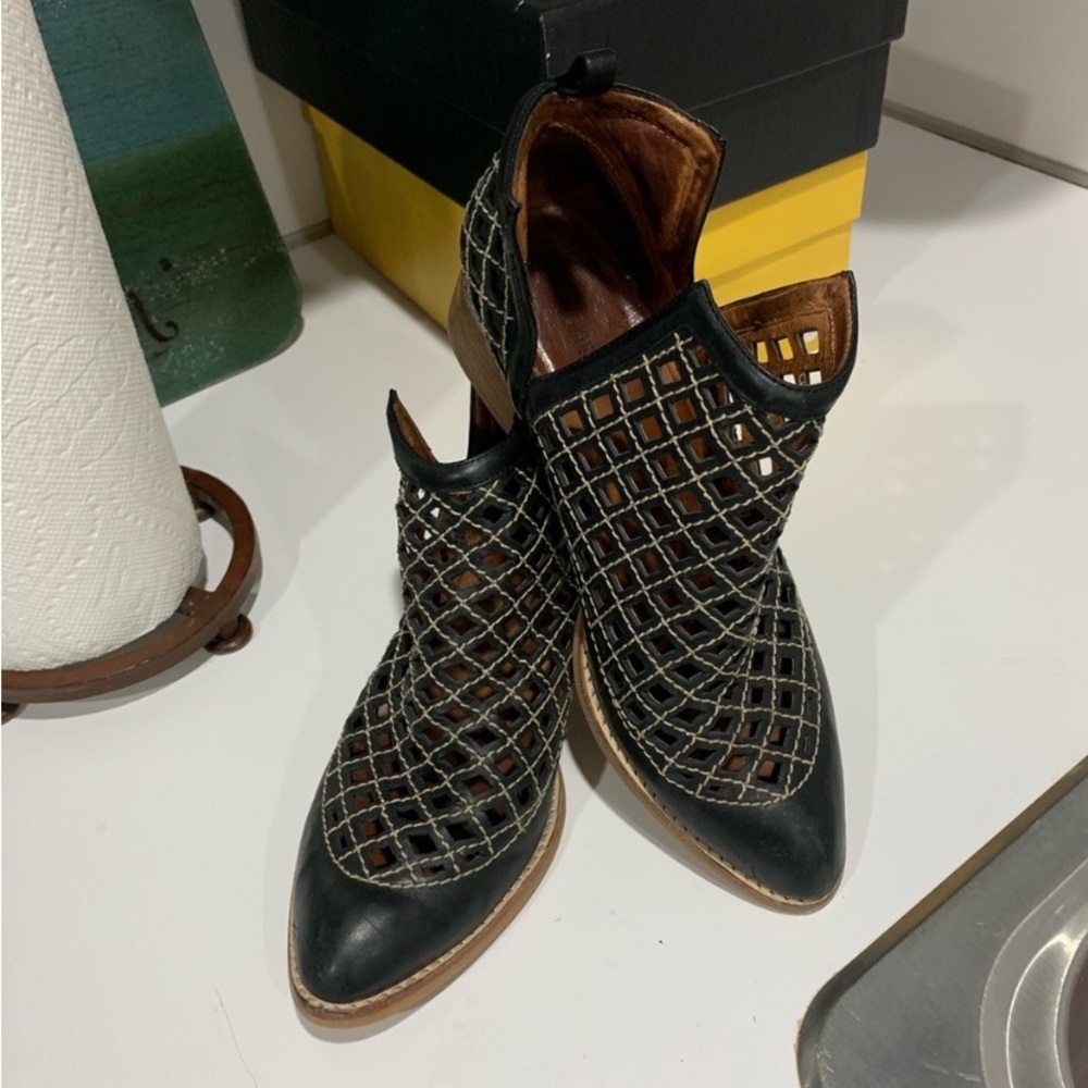 Black ankle booties Jeffrey Campbell booties